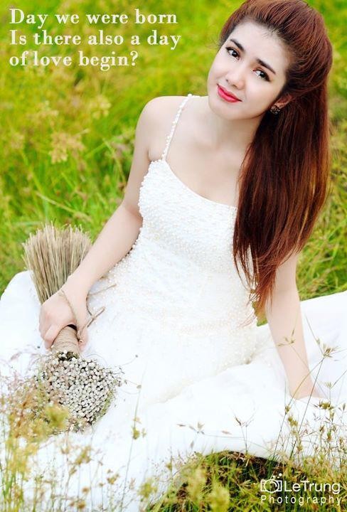 Hóa thân vào hình tượng cô dâu xì tin, Linh Napie làm lóa mắt người xem bởi sắc trắng tinh khôi và vẻ đẹp lộng lẫy.